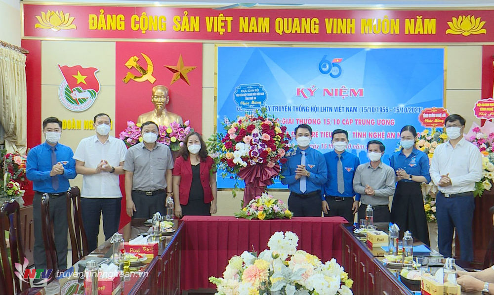 Trưởng Ban Tuyên giáo Tỉnh uỷ Nguyễn Thị Thu Hường tặng hoa chúc mừng Hội Liên hiệp Thanh niên tỉnh nhân ngày truyền thống.
