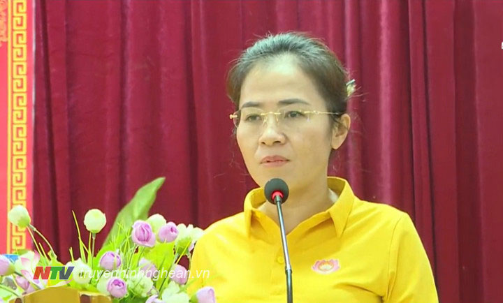 Chủ tịch UBMTTQ tỉnh Võ Thị Minh Sinh phát biểu tại buổi gặp mặt.