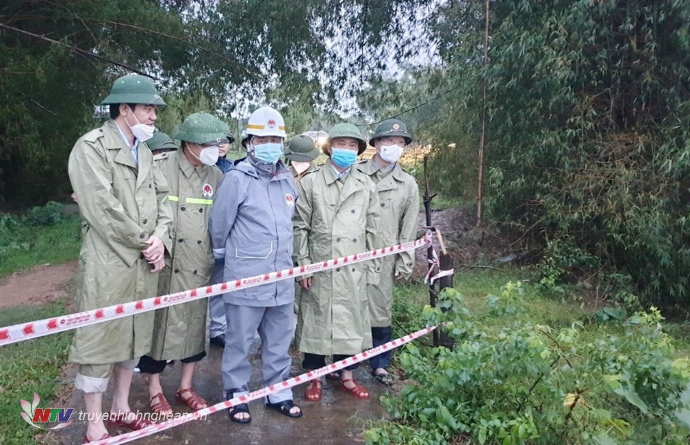 Bộ trưởng Bộ NN&PTNT kiểm tra công tác ứng phó với bão số 8 tại Nghệ An