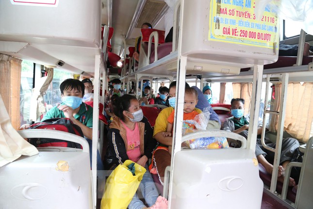 Nghệ An: Xe giường nằm, xe buýt ngày đêm đưa đồng bào về quê