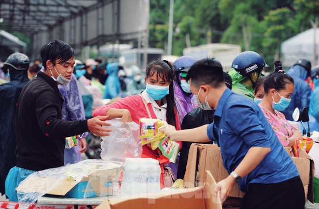 Đoàn thanh niên hỗ trợ thức ăn, nước uống, áo mưa... cho người dân về quê