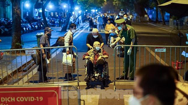 Từ 21h ngày 2/10, bệnh viện Việt Đức bắt đầu giảm mật độ bệnh nhân điều trị tại viện. Một số bệnh nhân chạy thận, ghép thận được cho về nhà.