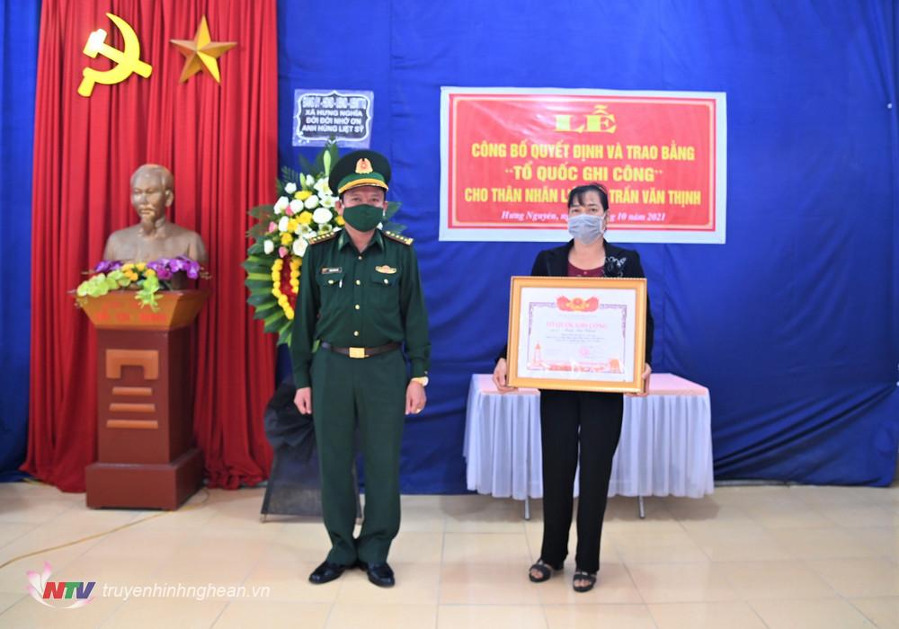 Đại diện Bộ Chỉ huy BĐBP tỉnh trao bằng “Tổ quốc ghi công” cho gia đình Liệt sĩ Trần Văn Thịnh – nguyên Trung tá QNCN, Nhân viên Cơ yếu Đồn Biên phòng Na Ngoi