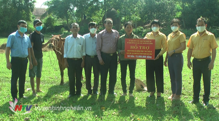 Đại diện UBMTTQ huyện Đô Lương trao bò cho các hộ gia đình.