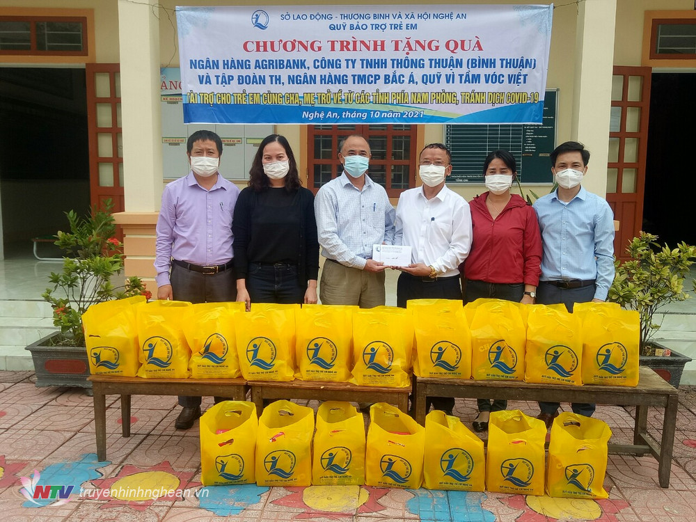 đoàn công tác Quỹ bảo trợ trẻ em tỉnh Nghệ An bàn giao 140 suất quà cho huyện Quỳnh Lưu  để gửi tặng các trẻ em trong khu cách ly