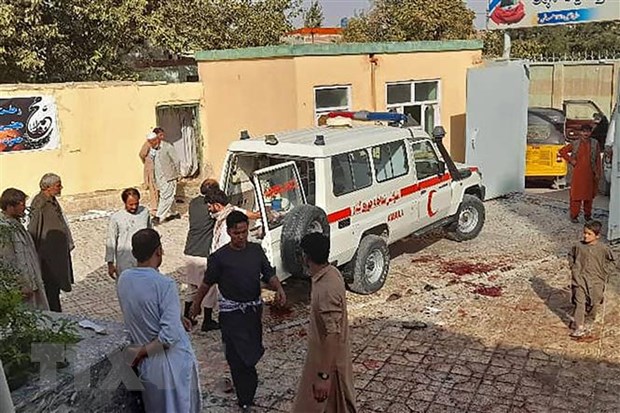 Xe cứu thương được triển khai gần hiện trường vụ nổ bom tại thánh đường của người Hồi giáo dòng Shiite ở tỉnh Kunduz, Đông Bắc Afghanistan ngày 8/10. 