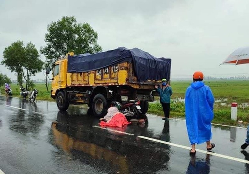 Trên đường về quê tránh dịch, xe máy tông vào xe tải đang dừng bên đường khiến một người tử vong. Ảnh: CTV