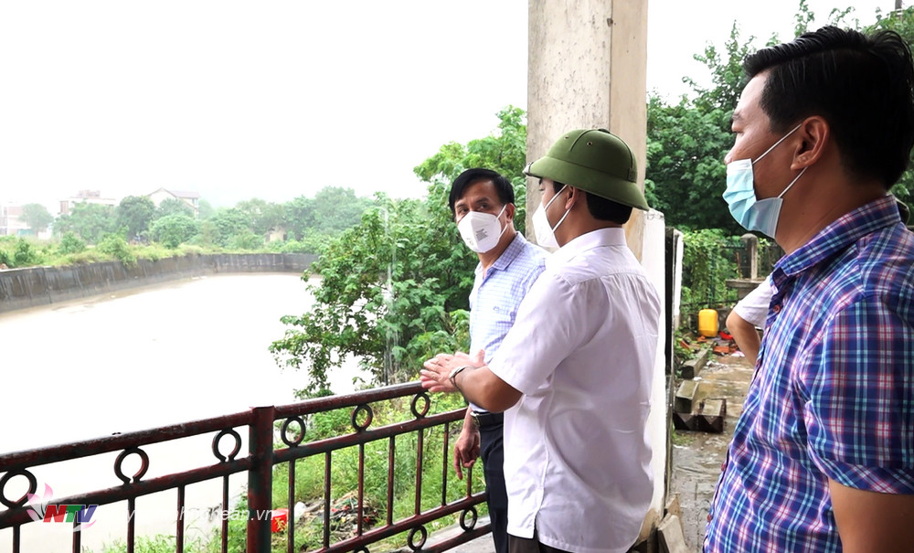 Phòng chuyên môn UBND TP Vinh báo cáo trực tiếp với đồng chí Trần Ngọc Tú - Chủ tịch UBND TP Vinh về thực trạng, những hạn chế của âu chứa nước trạm bơm Nam thành phố Vinh