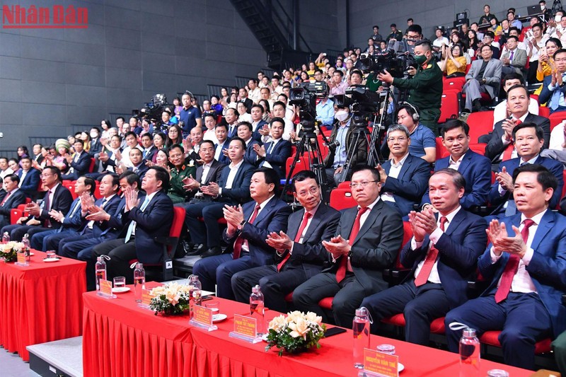 Các đồng chí lãnh đạo Đảng, Nhà nước và các đại biểu dự Lễ trao giải.