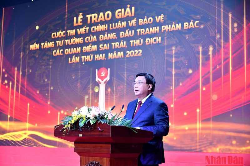 Đồng chí Nguyễn Xuân Thắng, Ủy viên Bộ Chính trị, Giám đốc Học viện Chính trị quốc gia Hồ Chí Minh, Chủ tịch Hội đồng Lý luận Trung ương phát biểu tại Lễ trao giải.