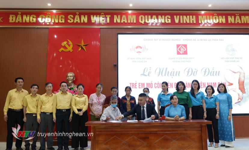 Ký kết biên bản ghi nhớ giữa đơn vị nhận đỡ đầu, gia đình và Chủ tịch Hội Liên hiệp Phụ nữ huyện Nam Đàn.
