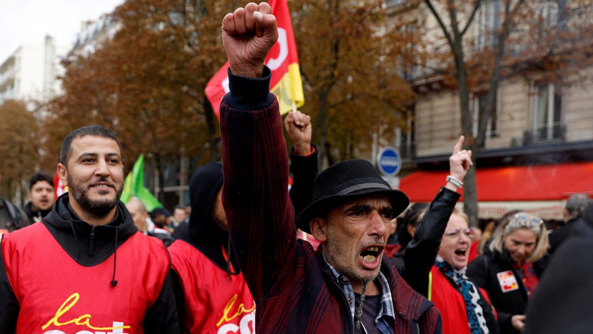 Người biểu tình tại Pháp phản đối giá cả sinh hoạt tăng cao hôm 16/10 (Ảnh: Reuters).
