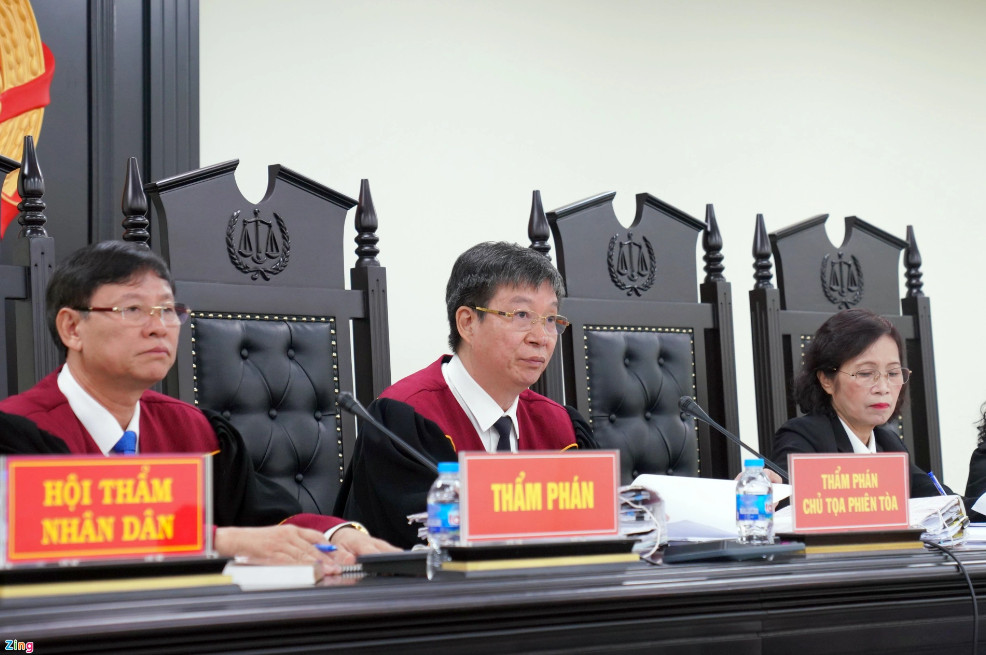 HĐXX phiên xử Nguyễn Trung Huyên. 