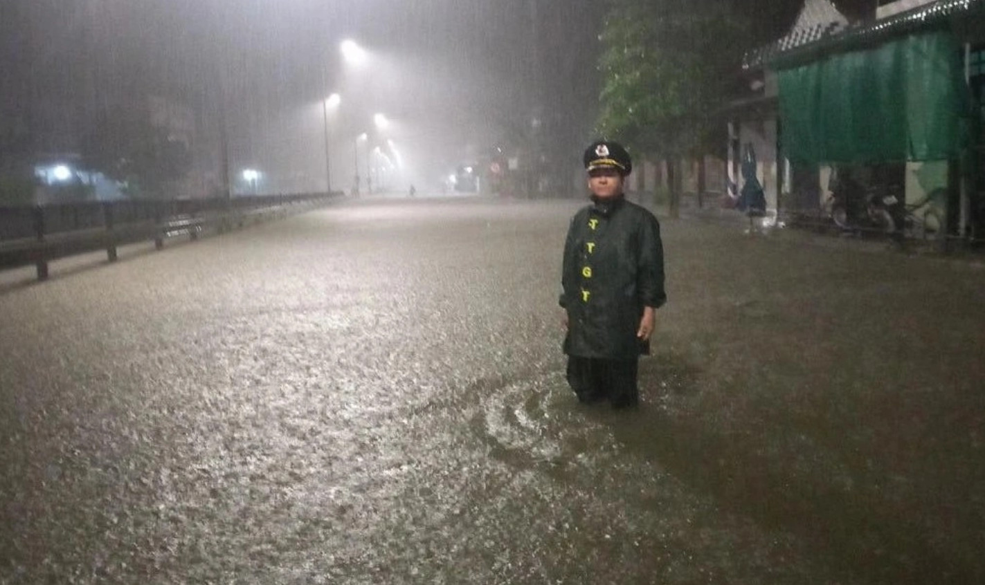 Mưa ngập trên quốc lộ 1 qua huyện Phú Lộc, tỉnh Thừa Thiên - Huế. Ảnh: V.D.