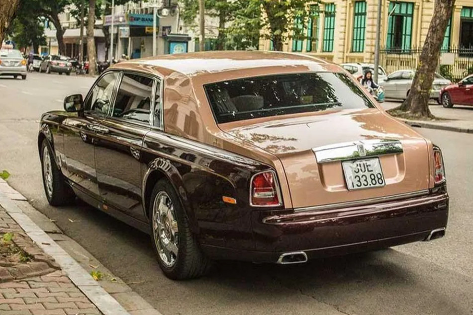 Chiếc Rolls-Royce Phantom Lửa Thiêng khi còn lăn bánh ở Hà Nội.