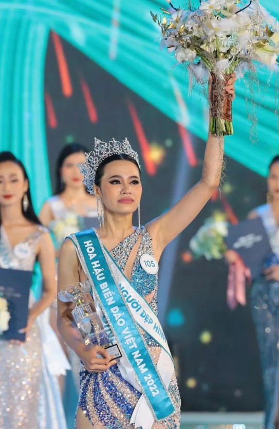Thí sinh Đinh Như Phương giành vương miện Hoa hậu Biển đảo Việt Nam 2022.