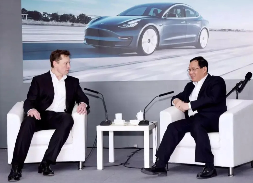 Ông Lý và tỷ phú Elon Musk. Công ty Tesla của ông Musk vận hành một siêu nhà máy tại Thượng Hải, cơ sở đã sản xuất hơn một triệu ôtô điện chỉ trong vài năm. Ảnh: Sina.