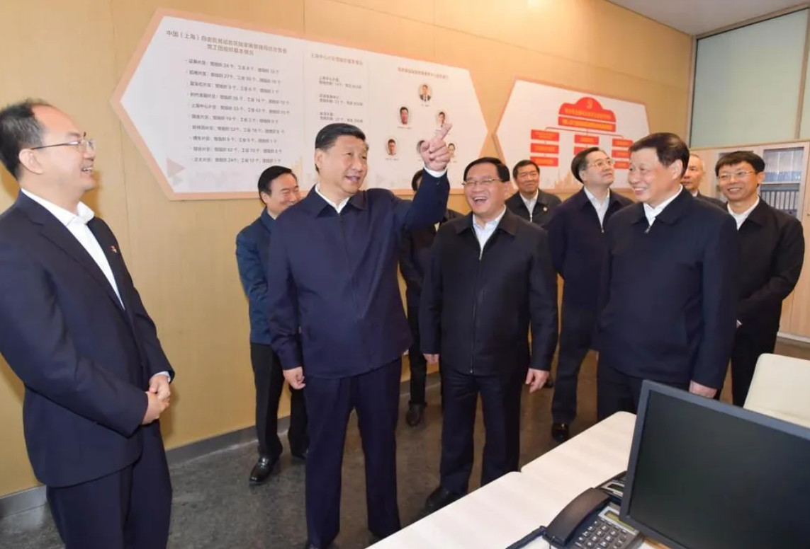 Ông Lý (giữa) tháp tùng ông Tập trong chuyến thị sát của nhà lãnh đạo Trung Quốc tới Thượng Hải tháng 11/2018. Ảnh: Tân Hoa xã.