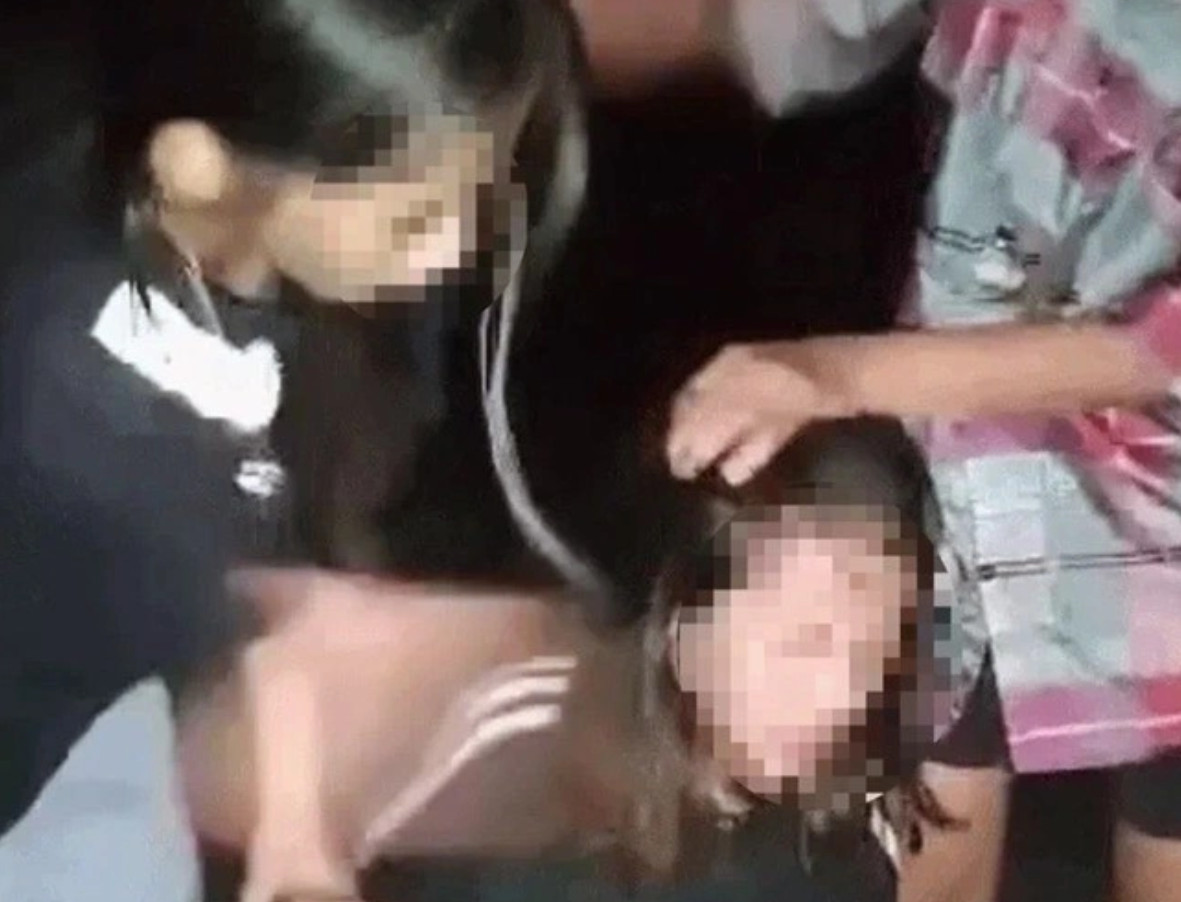 Nữ sinh bị đánh hội đồng ở Nghệ An. Ảnh cắt từ clip.