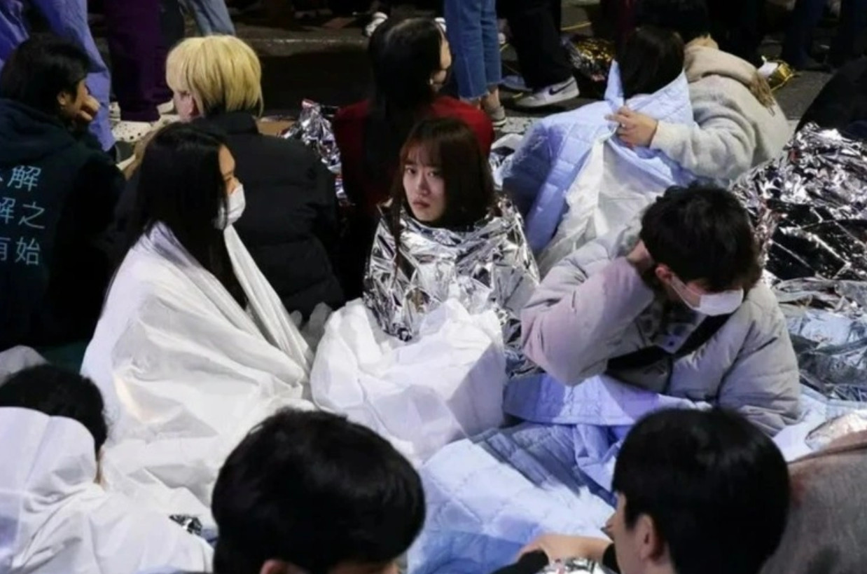 Hiện trường sau vụ giẫm đạp trong sự kiện Halloween ở Seoul. Ảnh: Reuters.