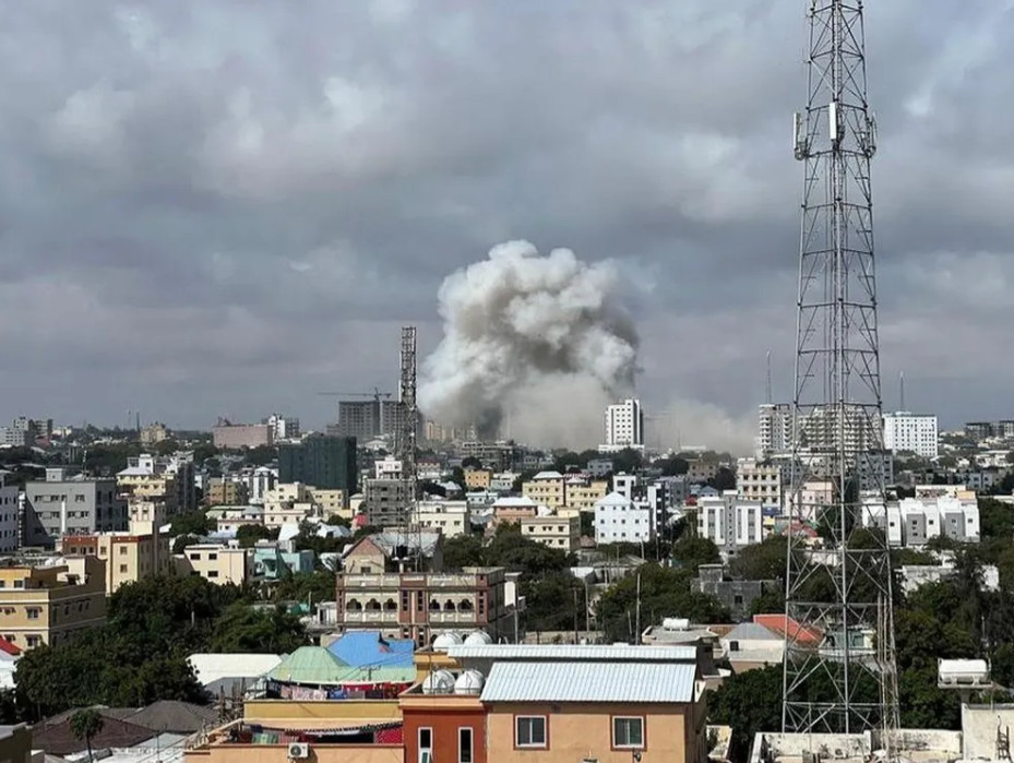 Có ít nhất 100 người chết trong vụ đánh bom trước trụ sở Bộ giáo dục Somalia ở thủ đô Mogadishu vào chiều 29-10. Nguồn: REUTERS
