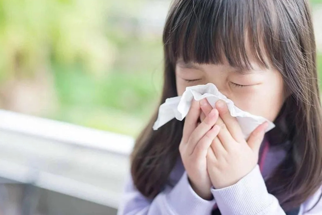 Trẻ bị cúm nhẹ thường được điều trị và chăm sóc tại nhà, chủ yếu là điều trị triệu chứng. Ảnh: Medlatec.