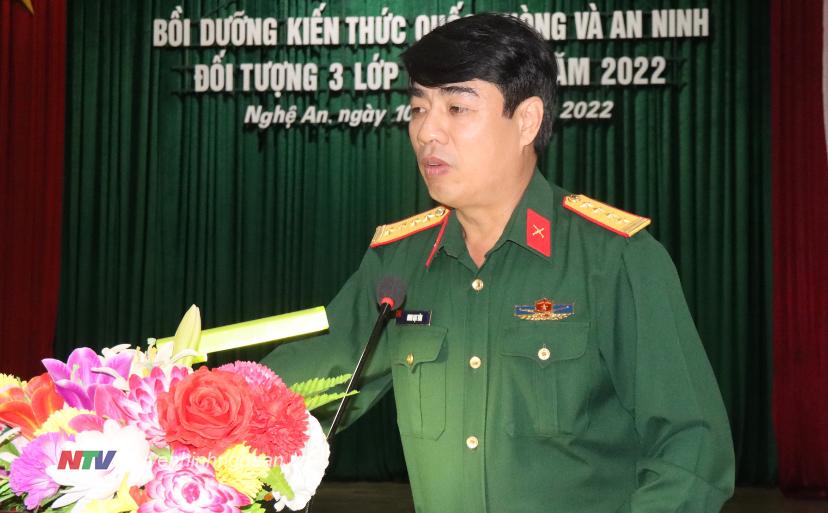 Đại tá Đinh Bạt Văn, Phó Chỉ huy trưởng, Tham mưu trưởng Bộ CHQS tỉnh phát biểu giao nhiệm vụ cho lớp học.