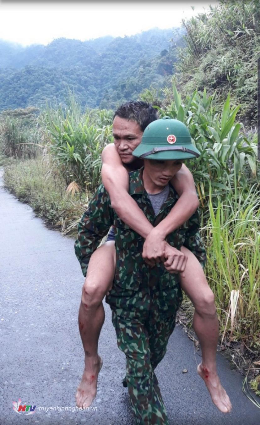 Lực lượng bộ đội biên phòng kịp thời phát hiện, cứu nạn nhân.