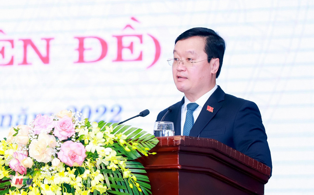 Đồng chí Nguyễn Đức Trung - Phó Bí thư Tỉnh ủy, Chủ tịch UBND tỉnh trình bày Tờ trình giới thiệu nhân sự bầu bổ sung Phó Chủ tịch UBND tỉnh.