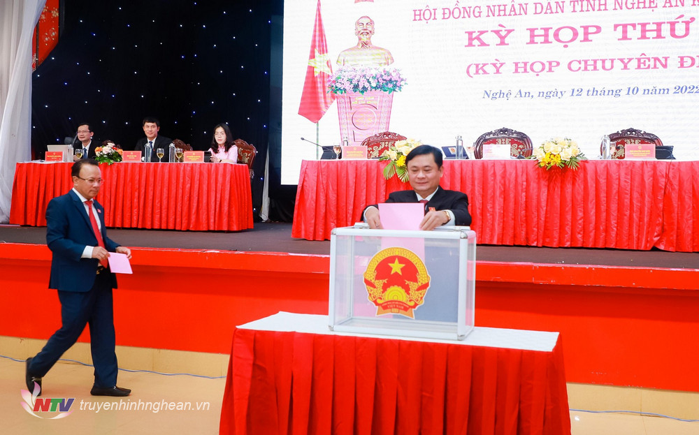 Bí thư Tỉnh ủy, Chủ tịch HĐND tỉnh Nghệ An Thái Thanh Quý bỏ phiếu bầu các Phó Chủ tịch UBND tỉnh.