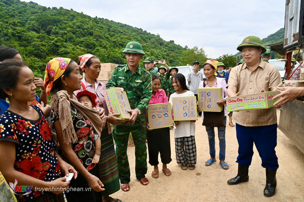 Bộ Chỉ huy BĐBP tỉnh và lãnh đạo huyện Kỳ Sơn trao quà cho các hộ dân bản Bình Sơn 1, xã Tà Cạ, huyện Kỳ Sơn