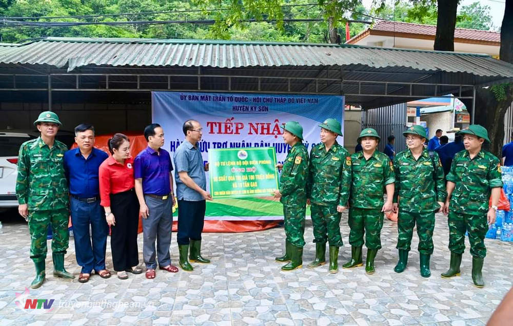 Thiếu tướng Lê Văn Phúc, Phó Tư lệnh BĐBP trao quà ủng hộ đồng bào bị thiệt hại do mưa lũ của huyện Kỳ Sơn