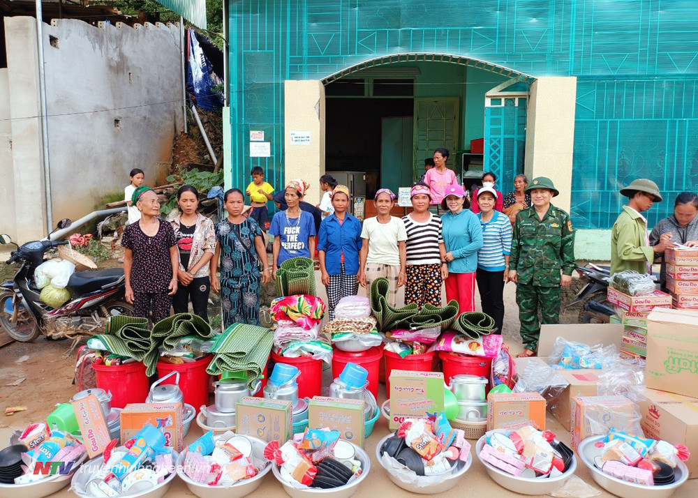 Trao tặng lương thực thực phẩm, nhu yếu phẩm cho nhân dân các bản bị lũ quét thuộc xã Tà Cạ, huyện Kỳ Sơn