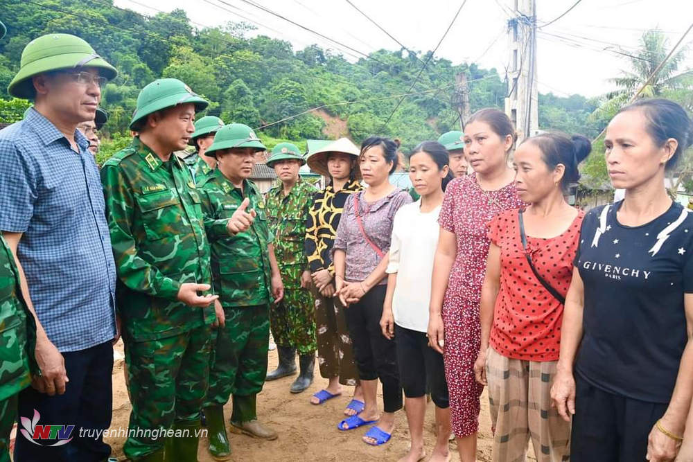 Thiếu tướng Lê Văn Phúc, Phó Tư lệnh BĐBP và đoàn công tác thăm hỏi bà con nhân dân bản Hòa Sơn, xã Tà Cạ