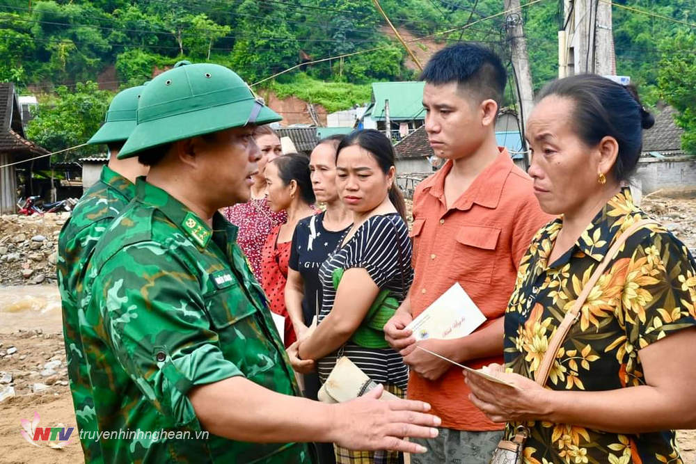 Đại tá Nguyễn Công Lực, Chỉ huy trưởng BĐBP Nghệ An thăm hỏi những người dân bị thiệt hại nặng tại bản Hòa Sơn