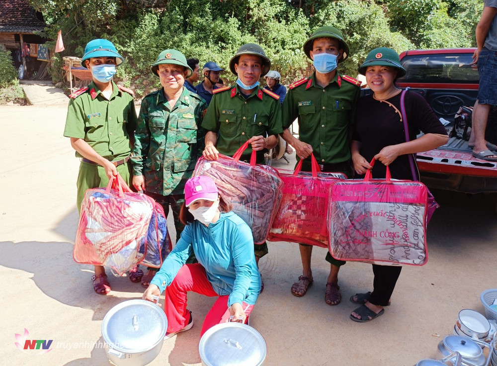 Hỗ trợ vật chất, nhu yếu phẩm cho Công an xã Tà Cạ, huyện Kỳ Sơn.