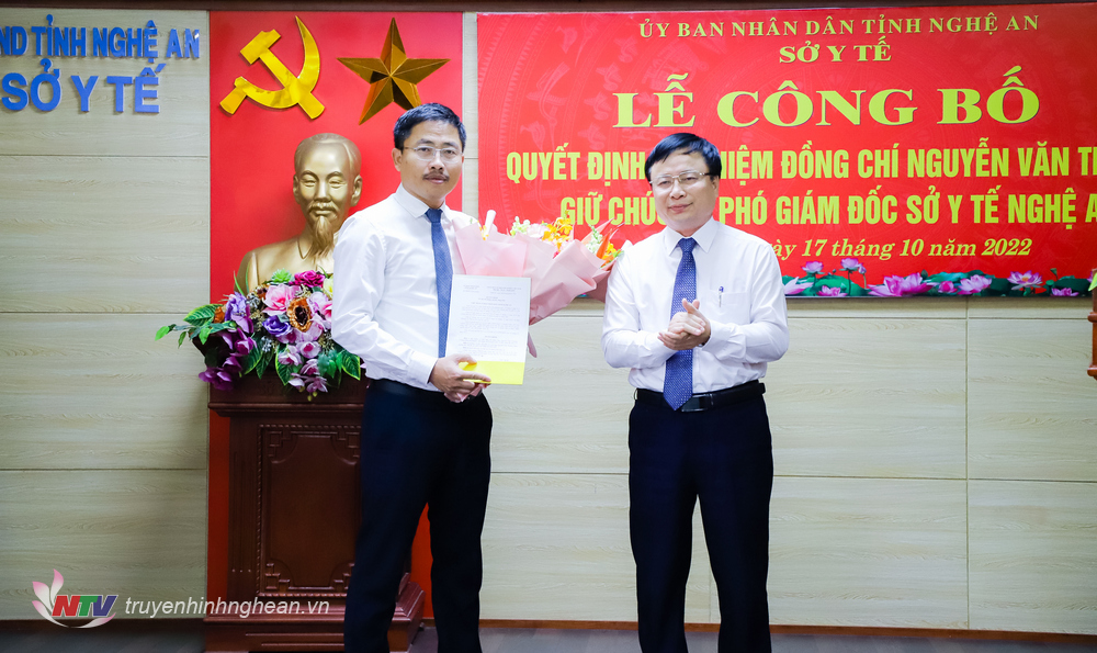 Phó Chủ tịch UBND tỉnh Bùi Đình Long tặng hoa chúc mừng Phó Giám đốc Sở Y tế Nguyễn Văn Thương. 