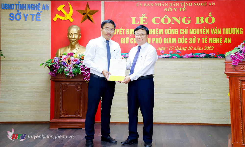 Phó Chủ tịch UBND tỉnh Bùi Đình Long trao quyết định cho Phó Giám đốc Sở Y tế Nguyễn Văn Thương. 