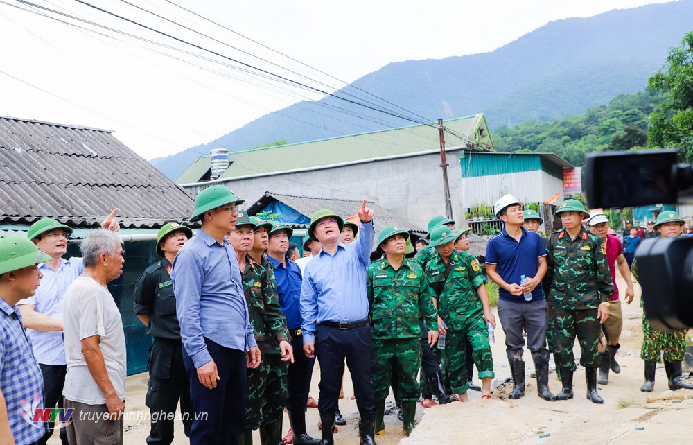 Chủ tịch UBND tỉnh Nguyễn Đức Trung yêu cầu huyện Kỳ Sơn cùng các lực lượng chức năng tổ chức di dời người dân tại các điểm sạt lở và nguy cơ sạt lở để đảm bảo tính mạng cho người dân. 