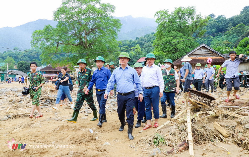 Chủ tịch UBND tỉnh Nguyễn Đức Trung trực tiếp vào hiện trường vùng lũ ở Kỳ Sơn kiểm tra, chỉ đạo công tác khắc phục hậu quả và ổn định đời sống người dân. 
