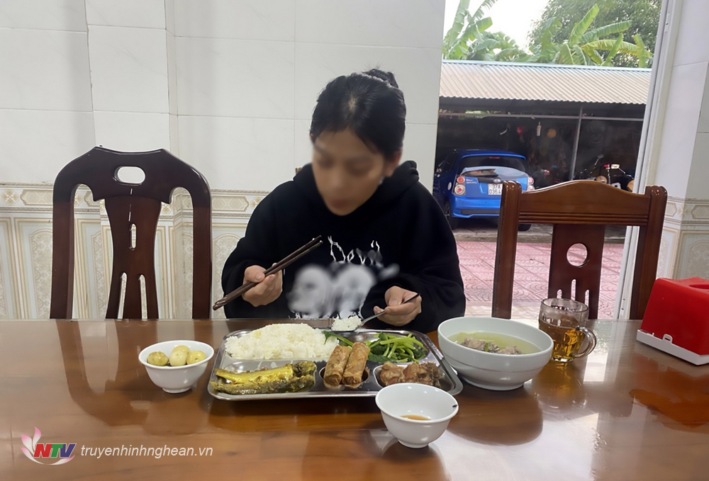 Cháu Q.N. được Trạm CSGT huyện Diễn Châu bố trí ăn nghỉ, chăm sóc sức khoẻ chờ gặp gia đình.