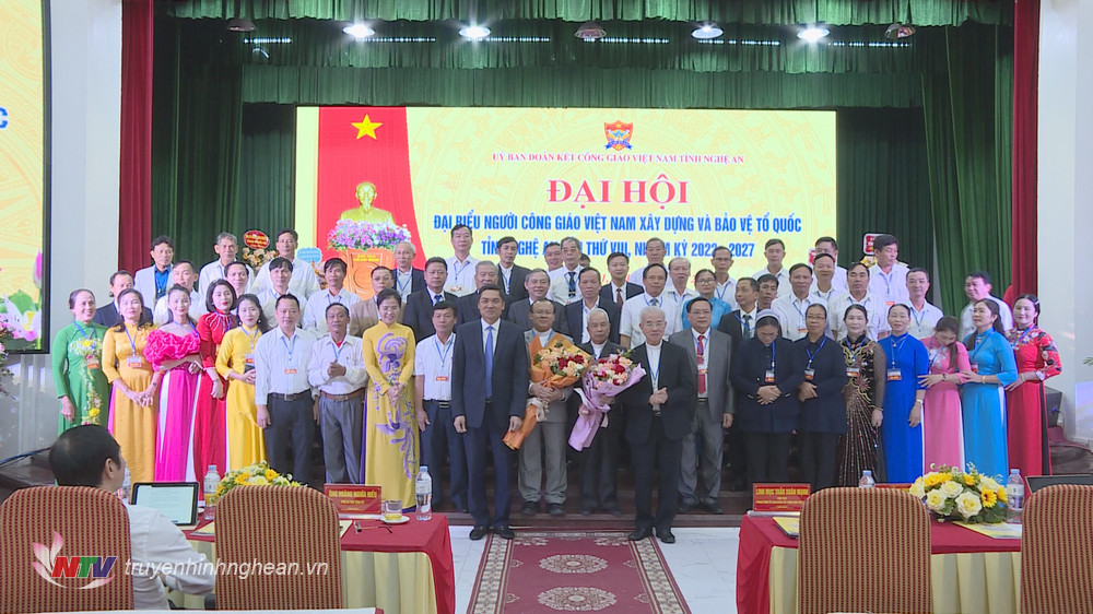 Lãnh đạo Trung ương Uỷ ban Đoàn kết Công giáo Việt Nam và tỉnh Nghệ An tặng hoa chúc mừng Uỷ ban Đoàn kết Công giáo nhiệm kỳ 2022-2027 ra mắt nhận nhiệm vụ. 