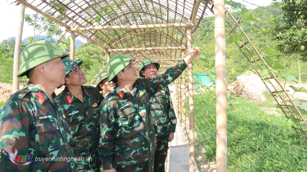 Đại tá Phan Đại Nghĩa, UVBTV Tỉnh ủy, Chỉ huy trưởng Bộ CHQS tỉnh kiểm tra công tác xây dựng sở chi huy diễn tập và công tác nguy trang tại sở chỉ huy diễn tập huyện Tương Dương.