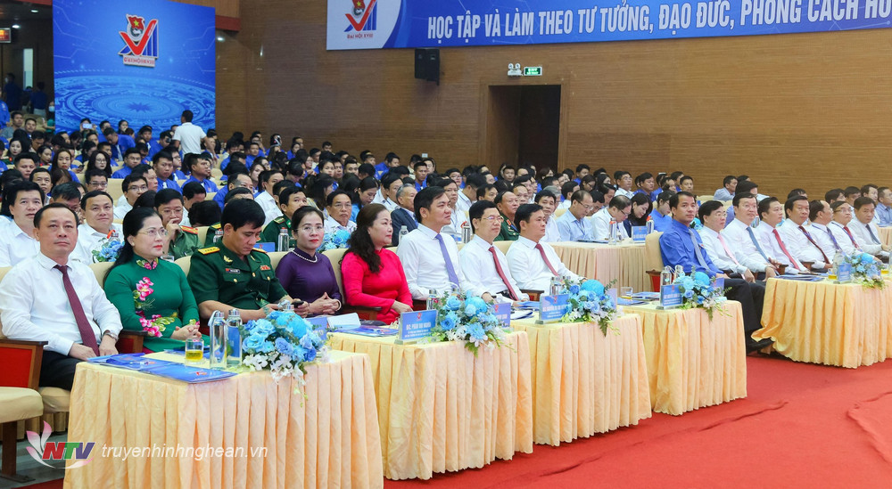 Các đồng chí lãnh đạo Ban Bí thư Trung ương Đoàn, lãnh đạo tỉnh Nghệ An dự Đại hội. 