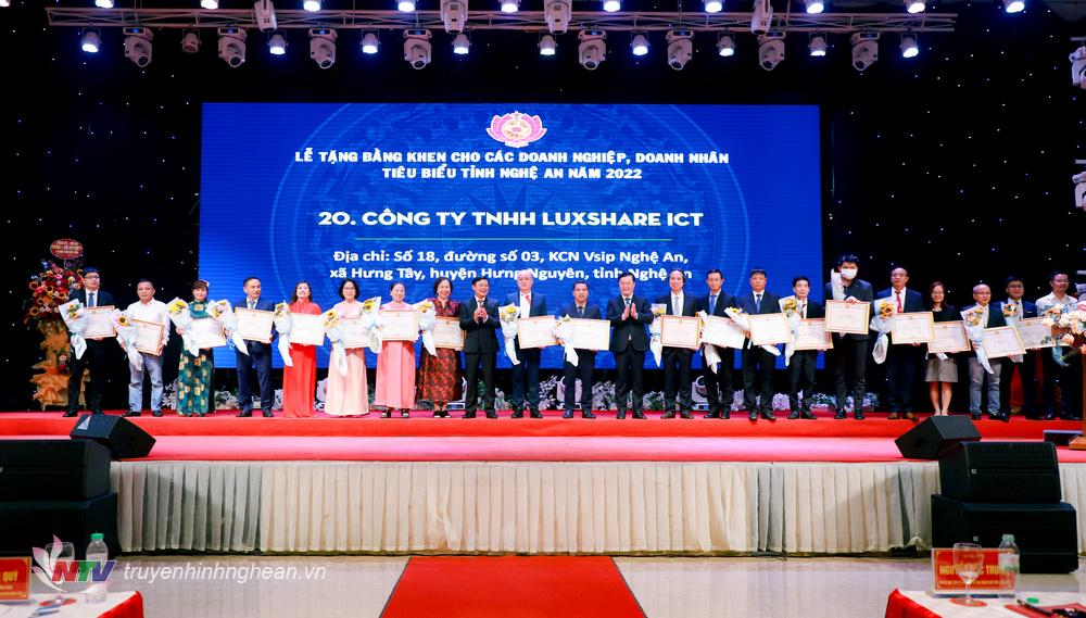 Bí thư Tỉnh uỷ, Chủ tịch HĐND tỉnh Thái Thanh Quý và Phó Bí thư Tỉnh uỷ, Chủ tịch UBND tỉnh Nguyễn Đức Trung trao Bằng khen, tặng hoa cho 20 doanh nghiệp tiêu biểu năm 2022.
