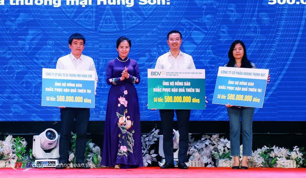 Chủ tịch Ủy ban MTTQ tỉnh Võ Thị Minh Sinh tiếp nhận ủng hộ của các doanh nghiệp hỗ trợ các địa phương bị ảnh hưởng, thiệt hại do thiên tai gây ra.