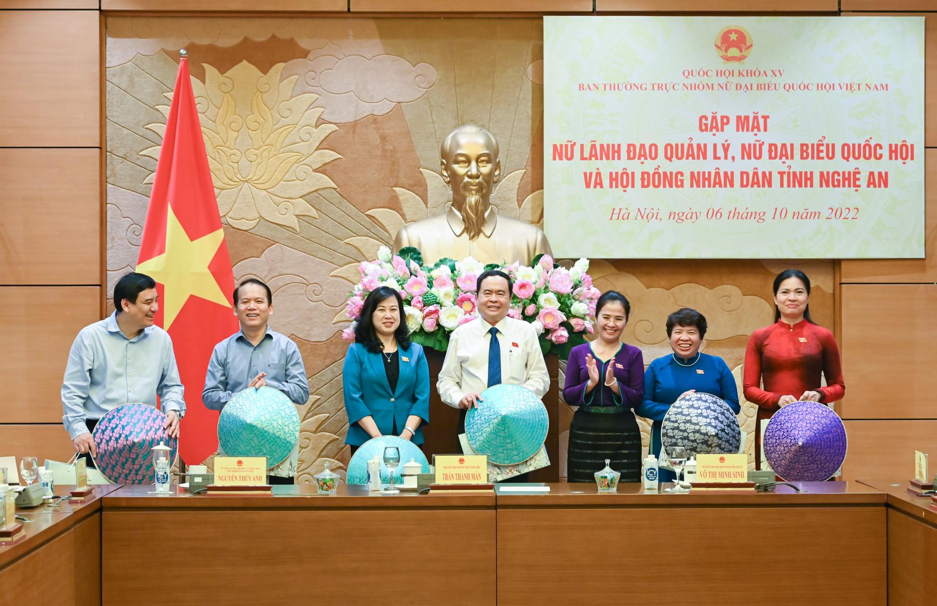 Chủ tịch Nhóm nữ đại biểu Quốc hội và HĐND tỉnh Nghệ An Võ Thị Minh Sinh tặng quà cho Phó Chủ tịch Thường trực Quốc hội Trần Thanh Mẫn và các đại biểu. 