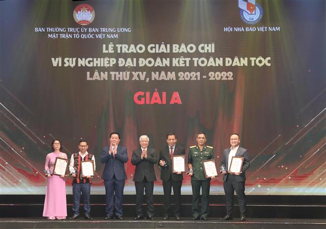 Đồng chí Nguyễn Trọng Nghĩa và đồng chí Đỗ Văn Chiến trao giải A cho tác giả và nhóm tác giả. 