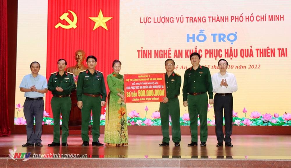 Đại tá Nguyễn Tuấn Bảo, Phó Chính ủy Bộ Tư lệnh Thành phố Hồ Chí Minh trao tiền hỗ trợ nhân dân Nghệ An khắc phục hậu quả do mưa lũ.