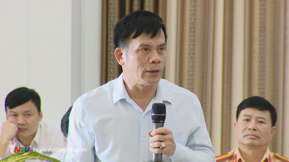Chủ tịch UBND TP Vinh Trần Ngọc Tú phát biểu tại phiên họp.